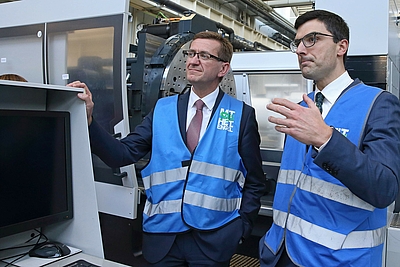 Staatspreis für Innovation für Schwertberger Maschinenbauer ENGEL – v. l.: Wirtschafts- und Forschungs-Landesrat Markus Achleitner mit Stefan Engleder, CEO der ENGEL Austria GmbH © Land OÖ/Daniel Kauder