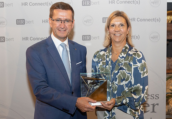 Kategorie „Nachhaltig“ – Kleine und mittlere Unternehmen: Linz Center of Mechatronics GmbH (v. l.): Wirtschafts-Landesrat Markus Achleitner und Gerda Klammer (Linz Center of Mechatronics)